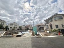 【神奈川県/横浜市都筑区二の丸】横浜市都筑区二の丸　新築戸建　2号棟 建築中の外観：【全2棟/右側】