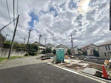 【神奈川県/横浜市都筑区二の丸】横浜市都筑区二の丸　新築戸建　2号棟 建築中の外観：【全2棟/右側】