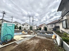 【神奈川県/横浜市都筑区二の丸】横浜市都筑区二の丸　新築戸建　2号棟 建築中の外観：【全2棟／手前側】