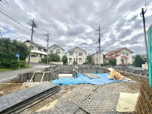 【神奈川県/横浜市都筑区二の丸】横浜市都筑区二の丸　新築戸建　2号棟 建築中の外観：【全2棟／手前側】