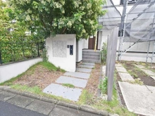 【神奈川県/横浜市青葉区美しが丘】青葉区美しが丘3丁目　中古戸建 アプローチ：内外装リフォーム中（2026年12月末完成予定）