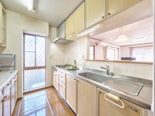 【神奈川県/横浜市青葉区あかね台】青葉区あかね台1丁目　中古戸建 キッチン：約5.0帖　床下収納あり。