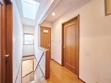 【神奈川県/横浜市青葉区あかね台】青葉区あかね台1丁目　中古戸建 ２階ホール：天窓があり、採光が確保できます。