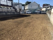 【東京都/調布市調布ケ丘】調布市調布ケ丘四丁目戸建　2号棟 現地（建築前）：全3区画・写真右中央が2号棟