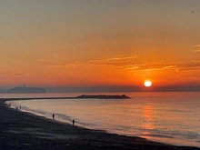 【神奈川県/茅ヶ崎市柳島海岸】茅ヶ崎市柳島海岸　戸建 柳島海岸（現地より約400m）：柳島海岸からの日の出