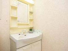 【神奈川県/川崎市中原区宮内】川崎市中原区宮内一丁目　中古戸建 洗面所：シンク下には収納がございます。