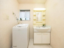 【神奈川県/川崎市中原区宮内】川崎市中原区宮内一丁目　中古戸建 洗面所：窓付き