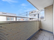 【神奈川県/川崎市中原区宮内】川崎市中原区宮内一丁目　中古戸建 バルコニー：2LDKから出入り可能です。