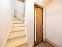 【神奈川県/川崎市中原区宮内】川崎市中原区宮内一丁目　中古戸建 玄関：玄関ドアは断熱仕様となっております。