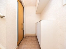 【神奈川県/川崎市中原区宮内】川崎市中原区宮内一丁目　中古戸建 玄関：玄関ドアは断熱仕様となっております。