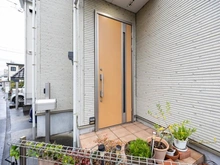 【神奈川県/川崎市中原区宮内】川崎市中原区宮内一丁目　中古戸建 玄関：玄関ドアは断熱仕様となっております。