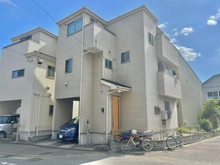 【神奈川県/川崎市中原区宮内】川崎市中原区宮内一丁目　中古戸建 外観：北9.7m×西5.0mの角地に位置。