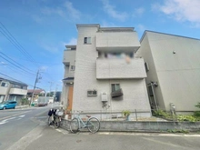【神奈川県/川崎市中原区宮内】川崎市中原区宮内一丁目　中古戸建 外観：北9.7m×西5.0mの角地に位置。