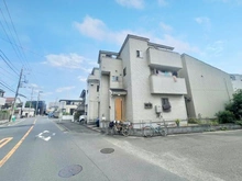 【神奈川県/川崎市中原区宮内】川崎市中原区宮内一丁目　中古戸建 外観：北9.7m×西5.0mの角地に位置。