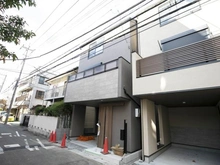 【神奈川県/川崎市中原区井田杉山町】川崎市中原区井田杉山町　新築戸建A号棟 建築中の外観：全3棟/写真中央