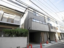 【神奈川県/川崎市中原区井田杉山町】川崎市中原区井田杉山町　新築戸建A号棟 建築中の外観：全3棟/写真中央