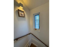 【兵庫県/神戸市東灘区住吉山手】プラウドシーズン御影住吉山手 階段：ステンドグラス採用