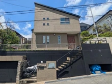 【兵庫県/神戸市垂水区つつじが丘】神戸市垂水区つつじが丘七丁目　中古戸建 外観：道路より一段高く、南側隣地が１段低い南ひな壇の地形。
