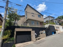 【兵庫県/神戸市垂水区つつじが丘】神戸市垂水区つつじが丘七丁目　中古戸建 外観：シャッター付掘込み駐車1台分あり。高さ1950mm。（車種により制限あり。）