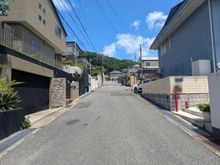 【兵庫県/神戸市垂水区つつじが丘】神戸市垂水区つつじが丘七丁目　中古戸建 前面道路：現地の前面道路（南側から北側を撮影）