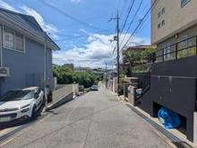 【兵庫県/神戸市垂水区つつじが丘】神戸市垂水区つつじが丘七丁目　中古戸建 前面道路：現地の前面道路（北側から南側を撮影）