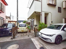 【東京都/足立区一ツ家】足立区一ツ家2丁目　中古戸建 アプローチ：玄関周りのお品価格に含まれません