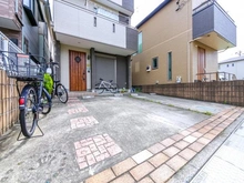 【東京都/江戸川区東葛西】江戸川区東葛西9丁目中古戸建 駐車場：横並びで2台の駐車も可能です(車種による)
