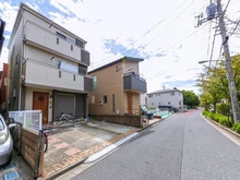 【東京都/江戸川区東葛西】江戸川区東葛西9丁目中古戸建 前面道路：緑が点在する周辺環境(季節により異なる)