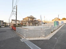 【埼玉県/さいたま市南区大字太田窪】さいたま市南区大字太田窪　新築戸建　1号棟 建築中の外観：全５棟／中央