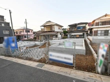 【埼玉県/さいたま市南区大字太田窪】さいたま市南区大字太田窪　新築戸建　2号棟 建築中の外観：全５棟／中央