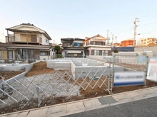 【埼玉県/さいたま市南区大字太田窪】さいたま市南区大字太田窪　新築戸建　2号棟 建築中の外観：全５棟／中央