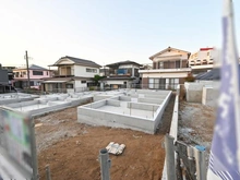 【埼玉県/さいたま市南区大字太田窪】さいたま市南区大字太田窪　新築戸建　3号棟 建築中の外観：全５棟／中央