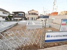 【埼玉県/さいたま市南区大字太田窪】さいたま市南区大字太田窪　新築戸建　3号棟 建築中の外観：全５棟／中央