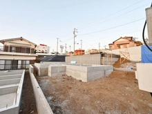 【埼玉県/さいたま市南区大字太田窪】さいたま市南区大字太田窪　新築戸建　4号棟 建築中の外観：全５棟／中央