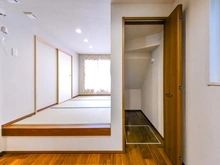 【東京都/目黒区東が丘】目黒区東が丘1丁目　中古戸建 収納：1階ホールには階段下収納がございます