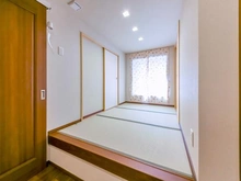 【東京都/目黒区東が丘】目黒区東が丘1丁目　中古戸建 小上がり（畳スペース）：畳の下は収納になっています