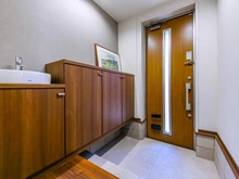 【東京都/目黒区東が丘】目黒区東が丘1丁目　中古戸建 玄関：手洗い用水栓も設置されています