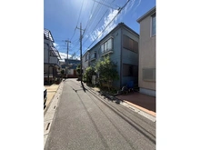 【埼玉県/草加市谷塚町】埼玉県草加市谷塚町　中古戸建 外観：写真中央　北側前面道路から