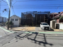 【神奈川県/横浜市磯子区洋光台】横浜市磯子区洋光台二丁目　新築戸建A号棟 建築中の外観：全2棟・右側