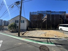 【神奈川県/横浜市磯子区洋光台】横浜市磯子区洋光台二丁目　新築戸建B号棟 建築中の外観：全２棟・左側
