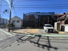 【神奈川県/横浜市磯子区洋光台】横浜市磯子区洋光台二丁目　新築戸建B号棟 建築中の外観：全２棟・左側