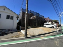【神奈川県/横浜市磯子区洋光台】横浜市磯子区洋光台二丁目　新築戸建B号棟 建築中の外観：全２棟・左側