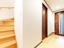 【神奈川県/横浜市鶴見区平安町】横浜市鶴見区平安町1丁目中古戸建 玄関