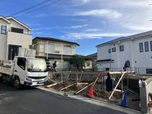 【神奈川県/横須賀市平作】コンフォート平作1丁目14号棟（新築分譲住宅） 建築中の外観：全16棟