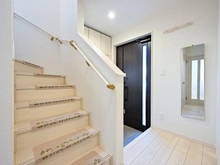 【大阪府/三島郡島本町山崎】大阪府三島郡島本町山崎四丁目　中古戸建 玄関