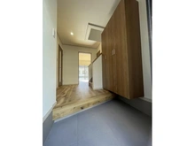 【大阪府/高槻市東城山町】高槻市東城山町　中古戸建 玄関