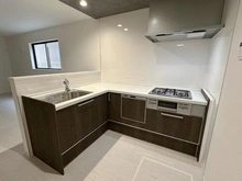 【大阪府/高槻市東上牧】高槻市東上牧2期2号棟 キッチン：L型キッチン！食器乾燥機付きです！