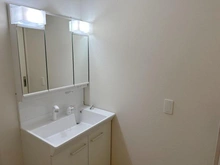 【大阪府/高槻市東上牧】高槻市東上牧2期2号棟 洗面所：三面鏡付き洗面化粧台！収納も可能です！