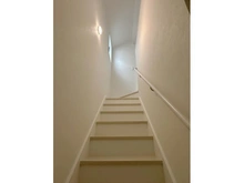 【大阪府/高槻市東上牧】高槻市東上牧2期2号棟 階段：手すり付きの階段です。