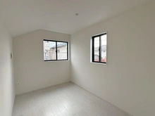 【大阪府/高槻市東上牧】高槻市東上牧2期2号棟 洋室：約4.8帖の洋室です。